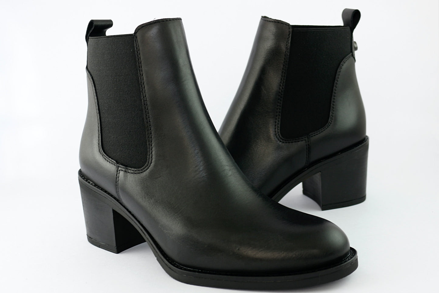 'Anne' in Black