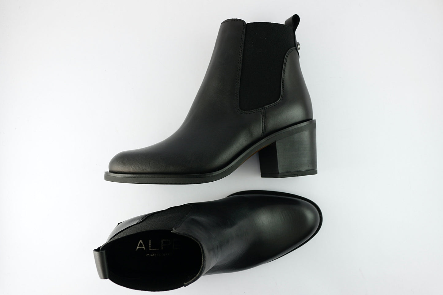 'Anne' in Black