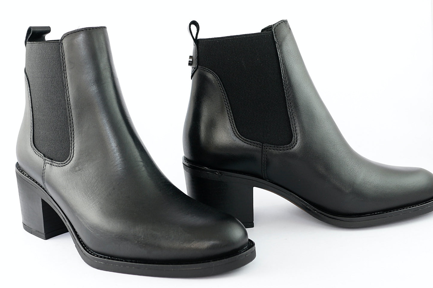 'Anne' in Black