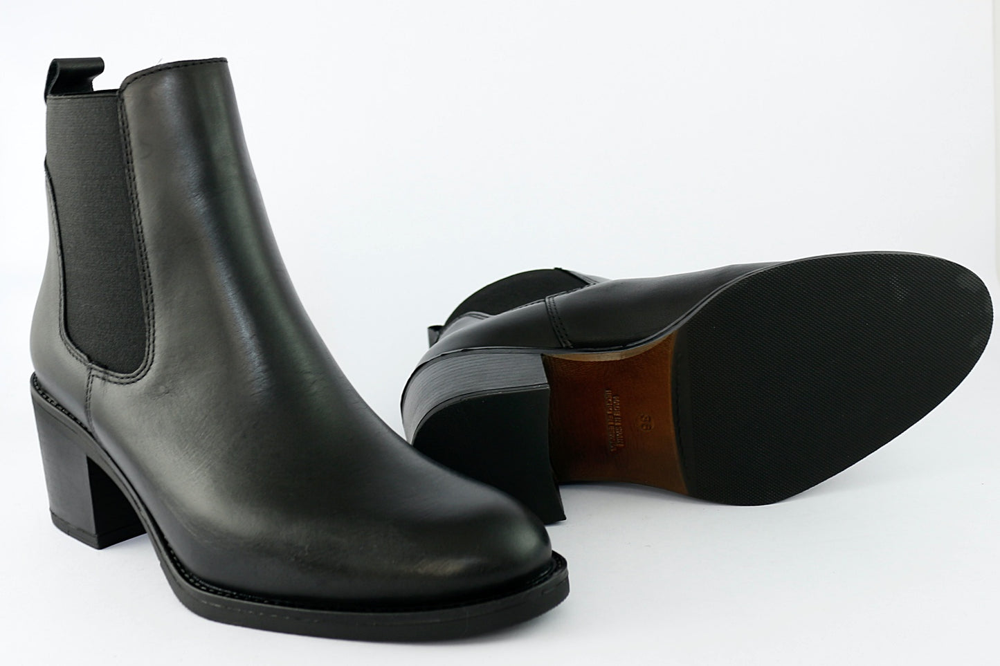 'Anne' in Black
