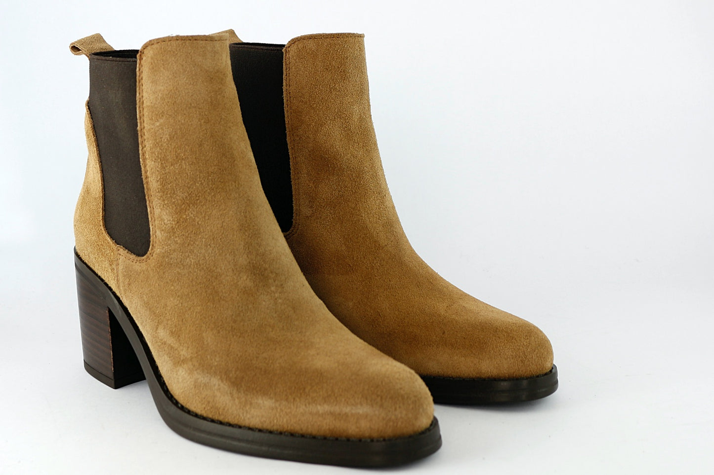 'Leyna' in Camel