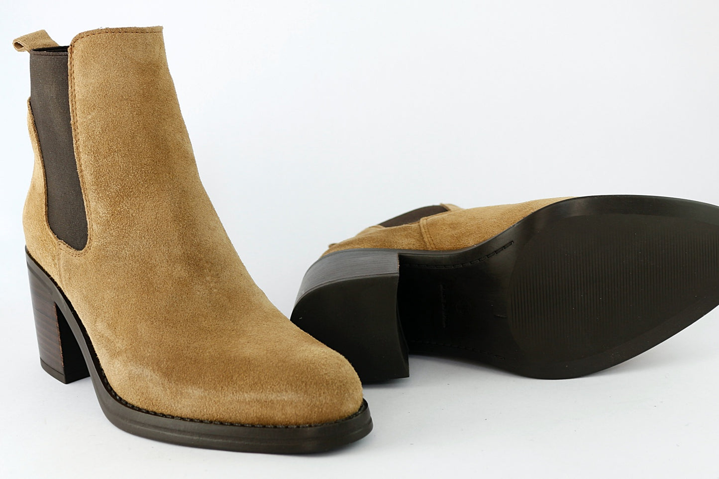 'Leyna' in Camel