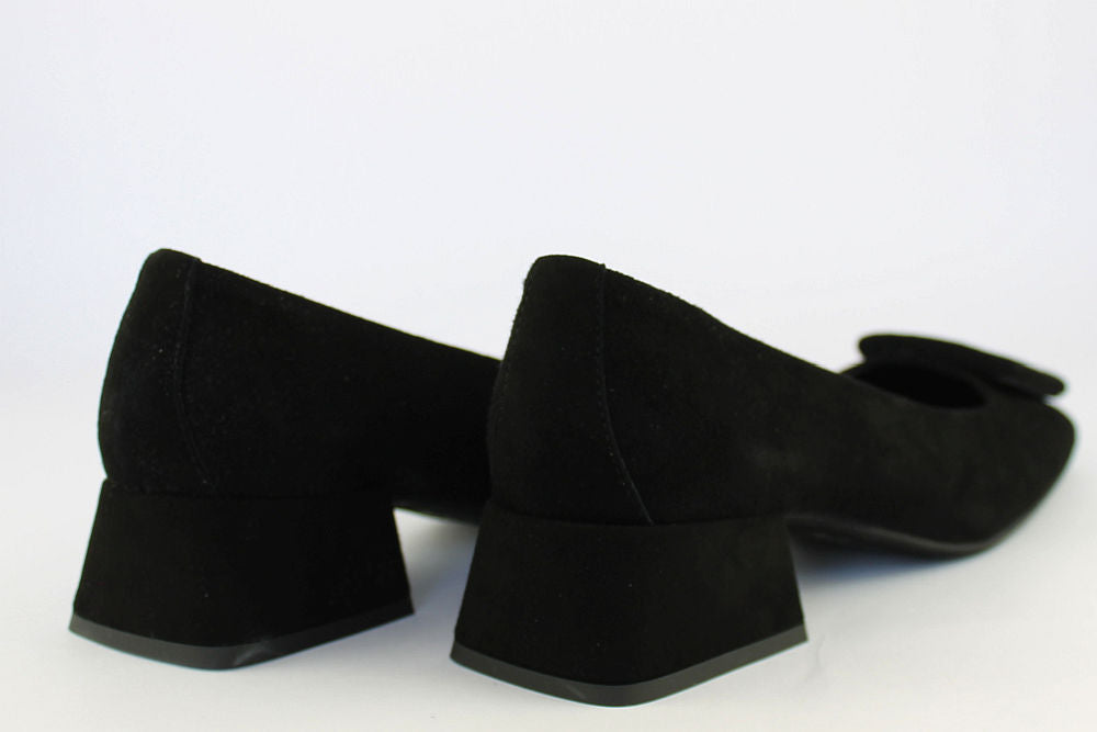'Hollie' in Black