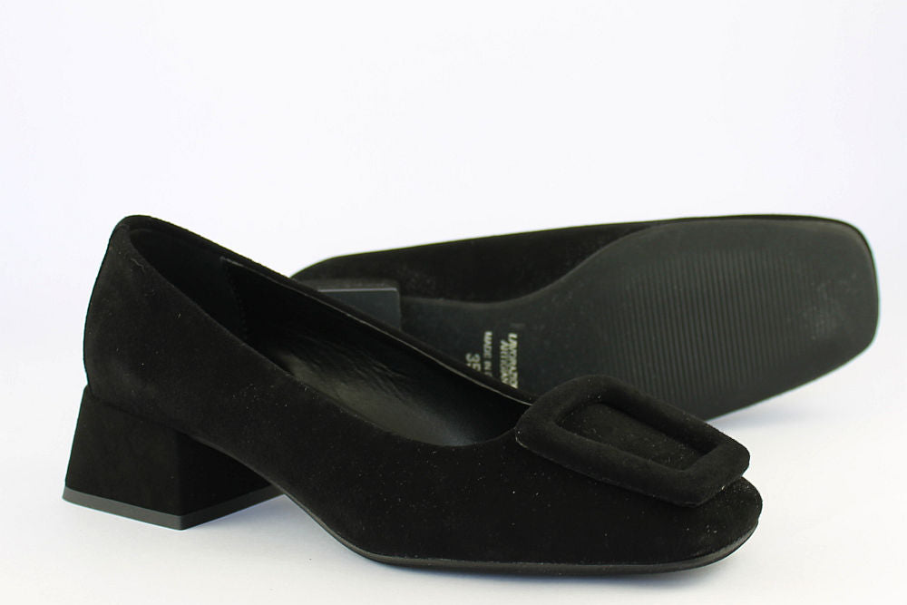 'Hollie' in Black