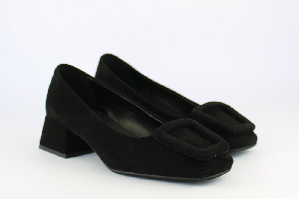 'Hollie' in Black