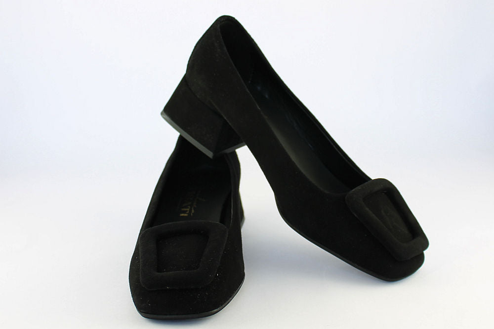 'Hollie' in Black