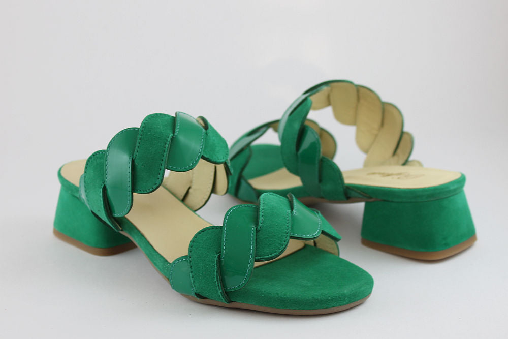 'Lola' in Green