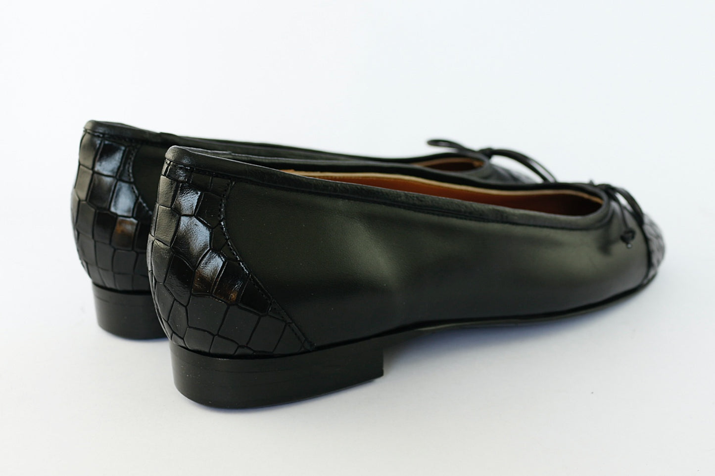'Orvieto' in Black