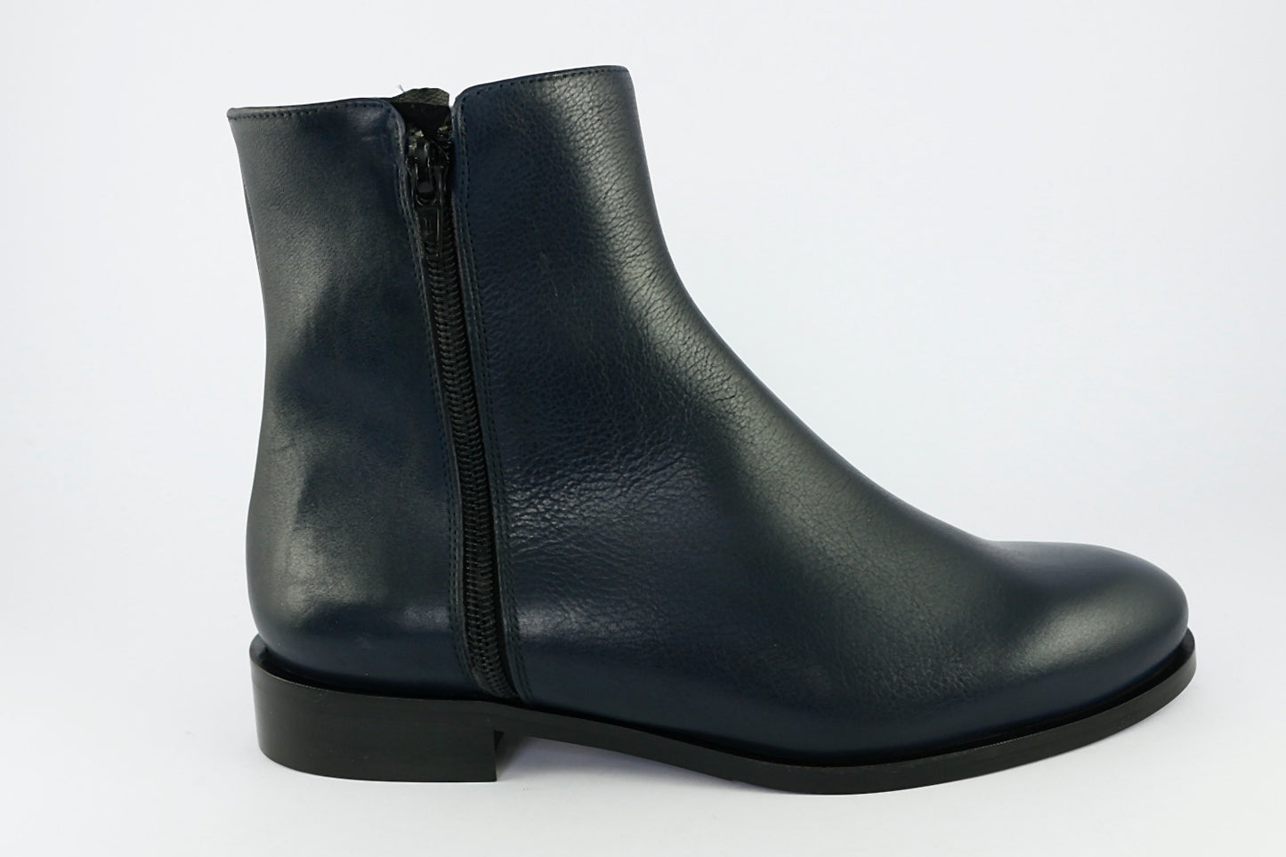 'Tuscany' in Navy Leather
