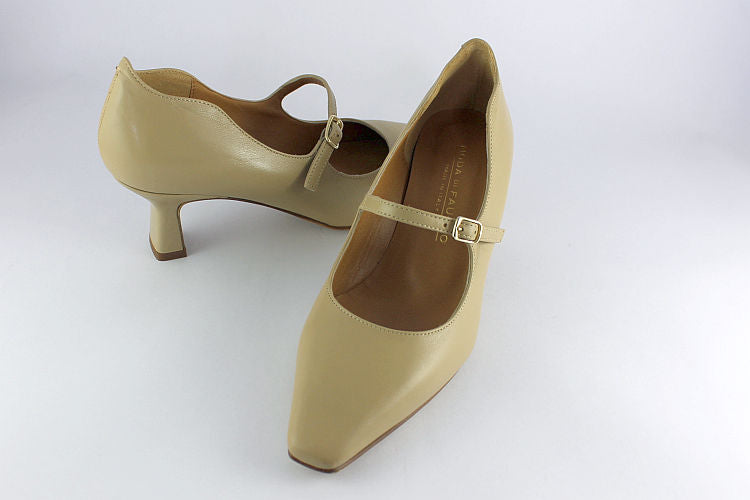 'Mia' in Camel