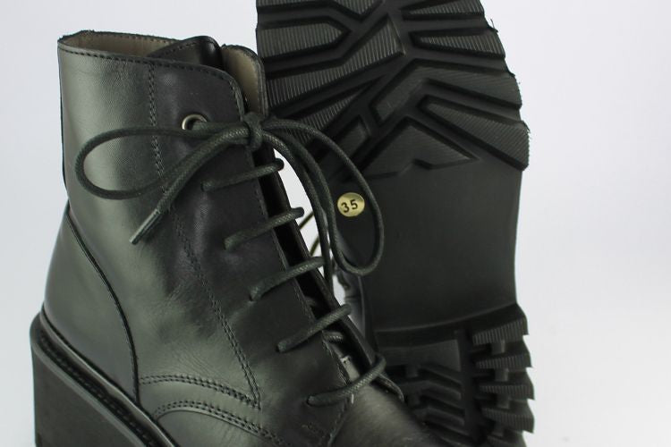'Aria' Lace-up in Black