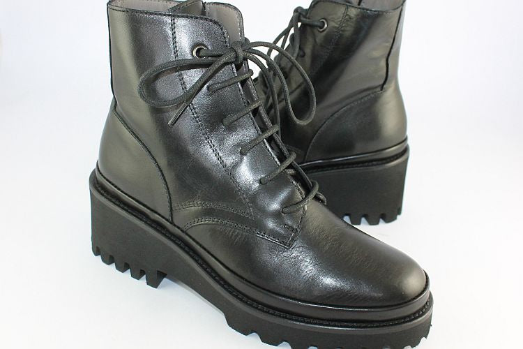 'Aria' Lace-up in Black