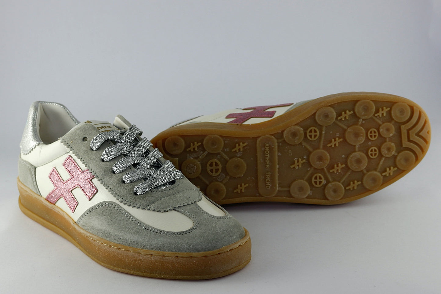 'Iconic II' in White Sparkle