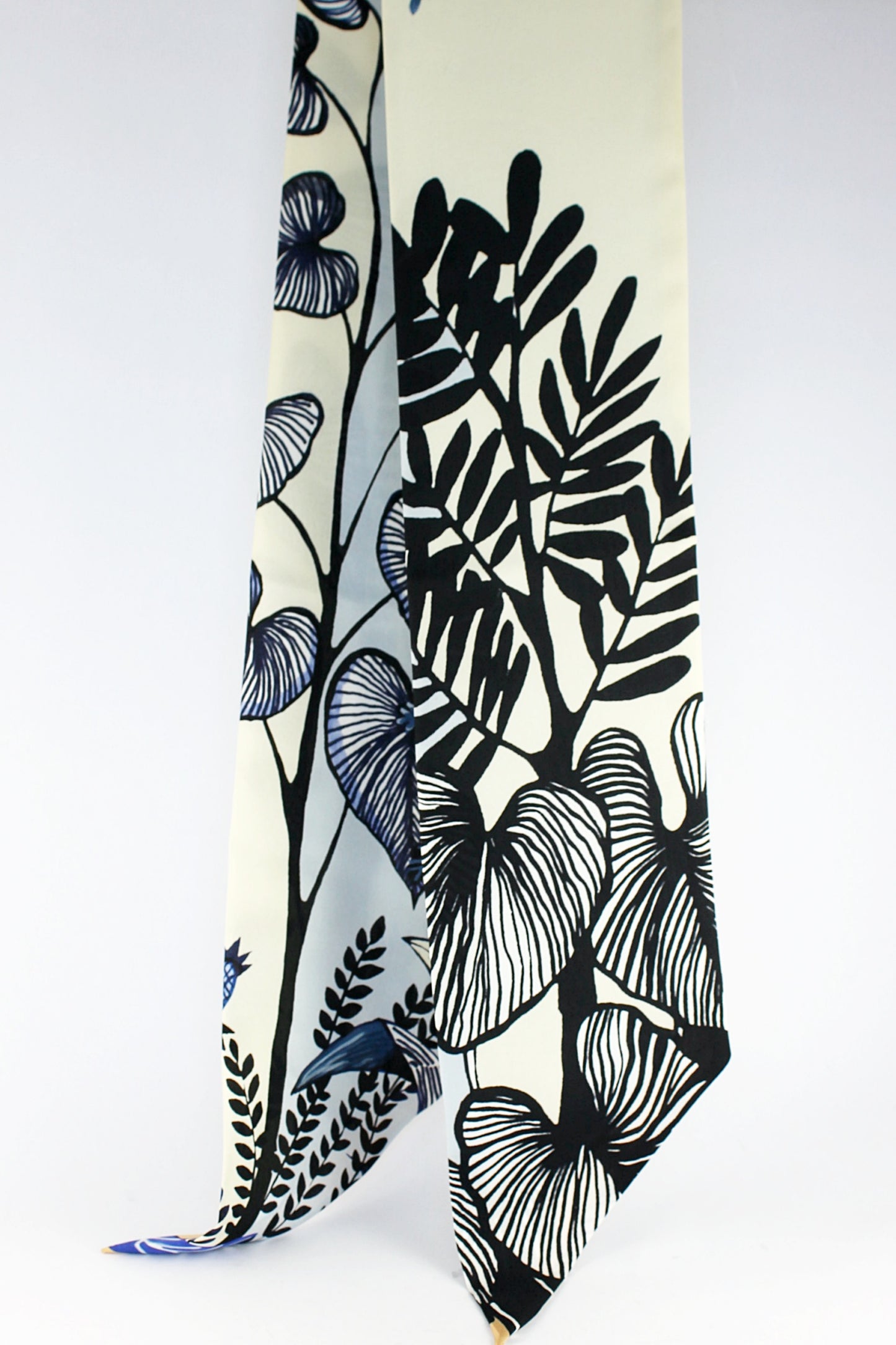 'Leaf Motif' in Almond & Blue