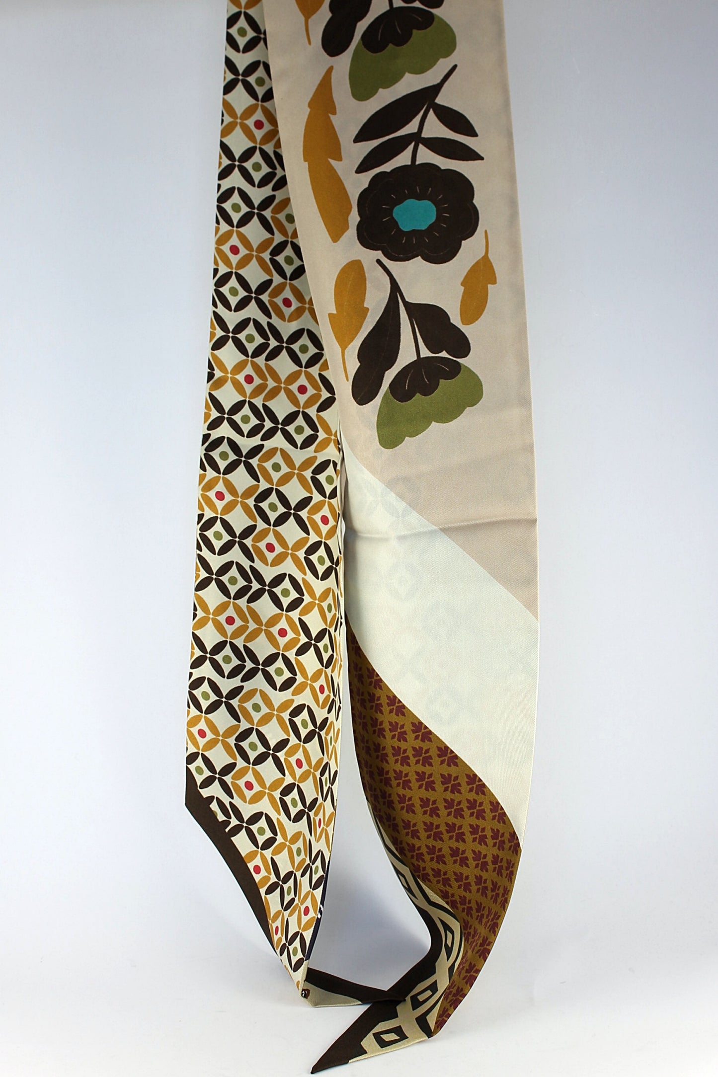 'Autumn Flower' in Taupe