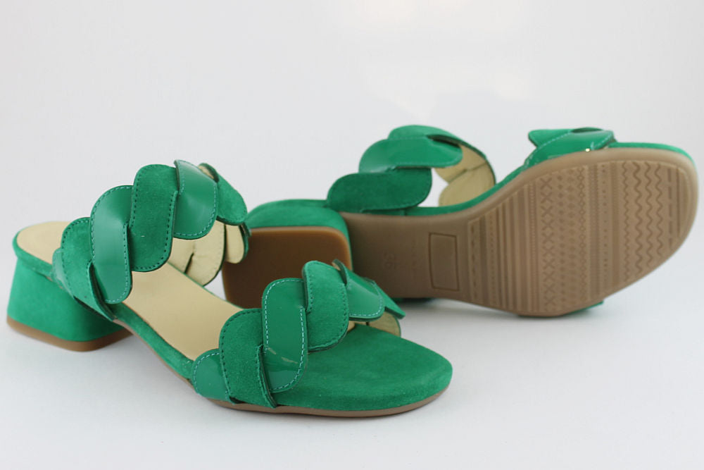 'Lola' in Green