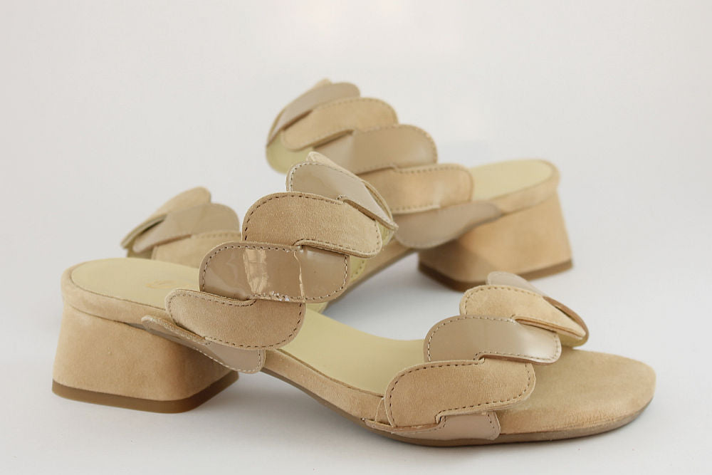 'Lola' in Natural