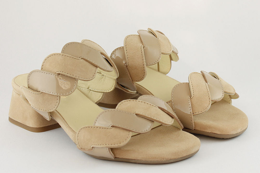 'Lola' in Natural
