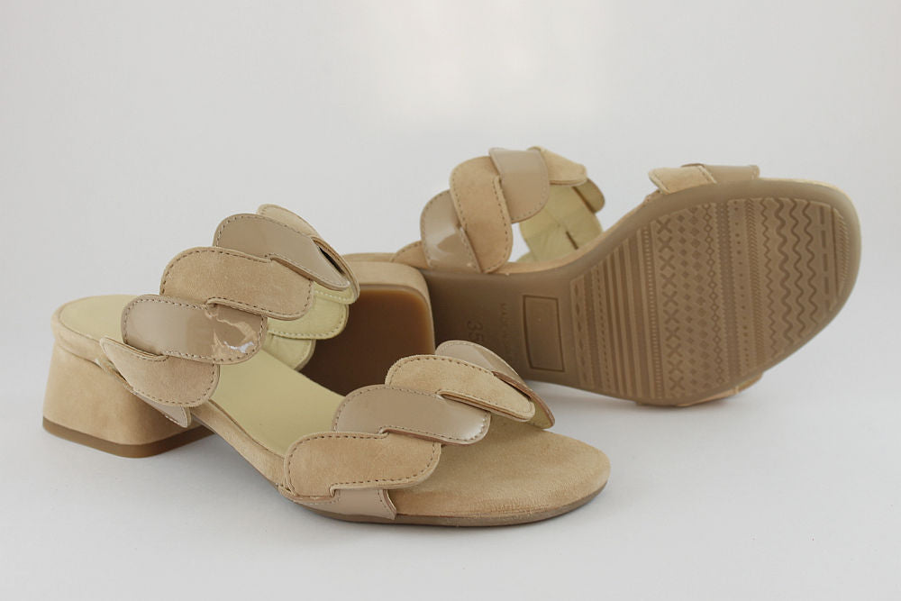 'Lola' in Natural
