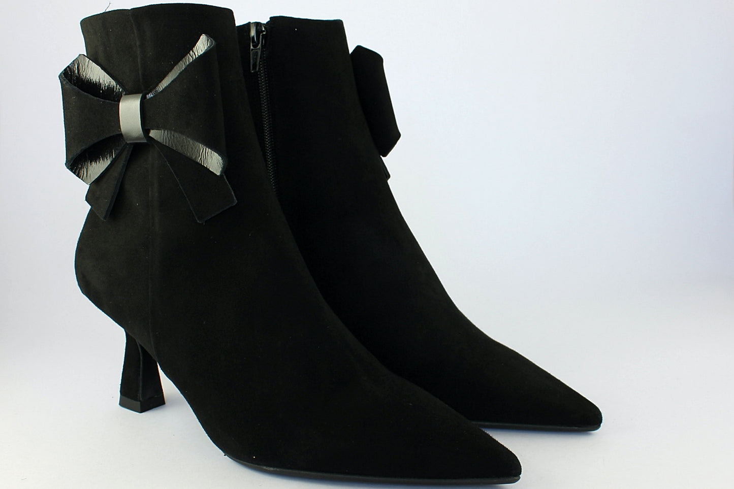 'Cassie' in Black