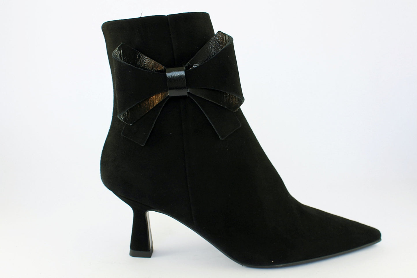 'Cassie' in Black