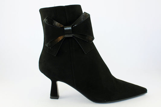 'Cassie' in Black