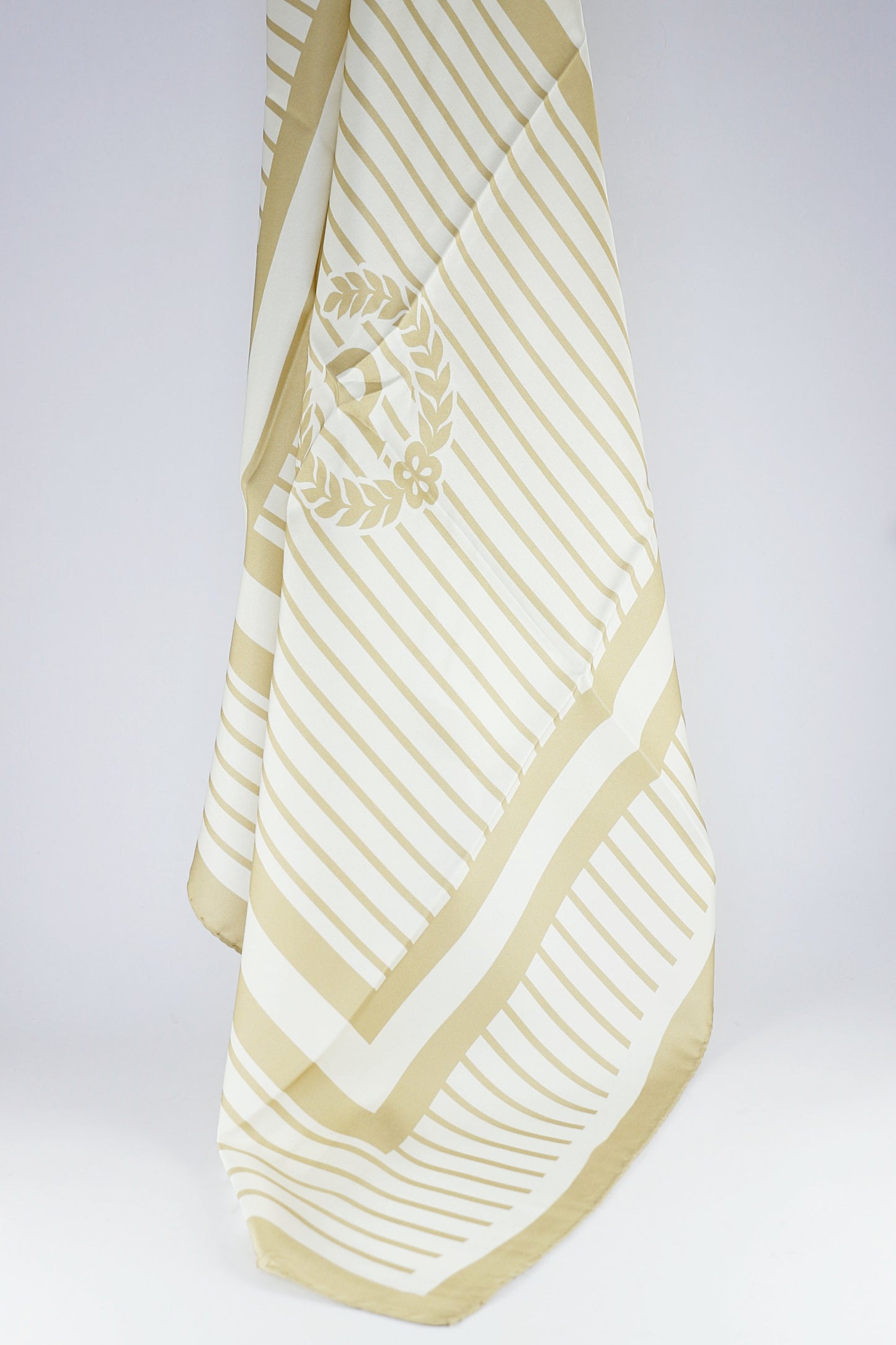 'Crest & Stripe' in Champagne